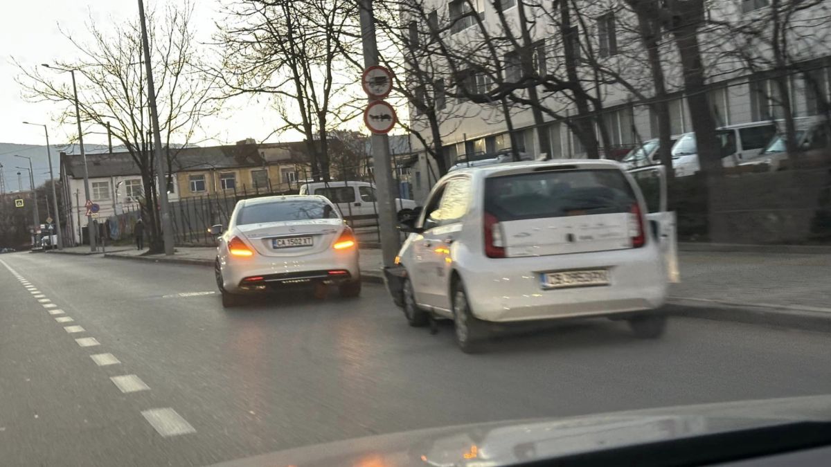 Зрелищна катастрофа в празна София, лъскав „Мерцедес“ го отнесе лошо СНИМКИ