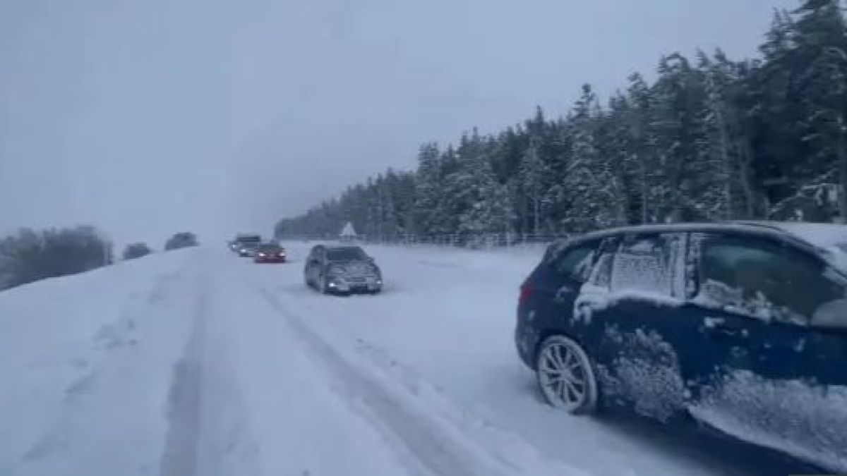 Хиляди в снежен капан, невиждана буря помита Острова ВИДЕО