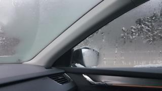 Защо стъклата на колата се запотяват и как да се справим с това