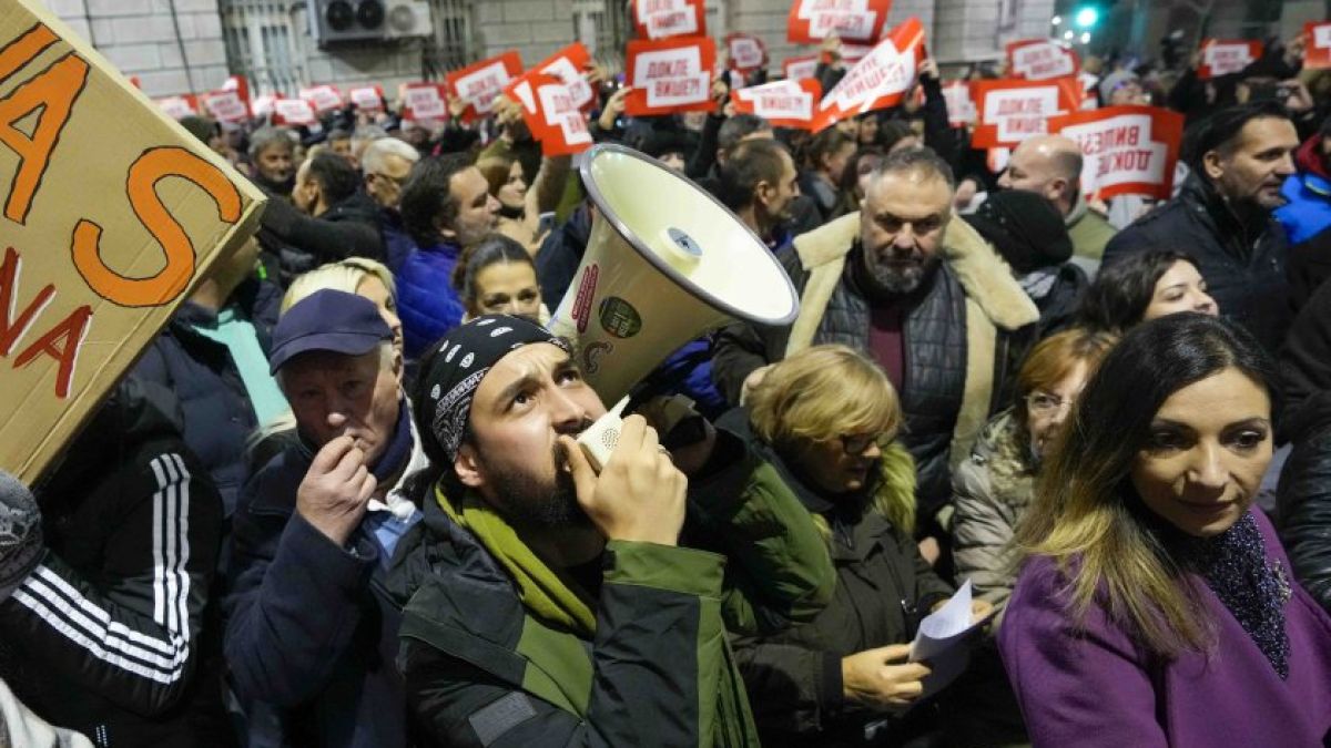 Напрежението в Белград расте, а блокадите продължават