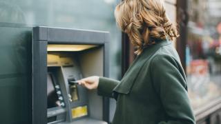 Бургазлийка сви портфейла на мъж и източи солена сума от картата му