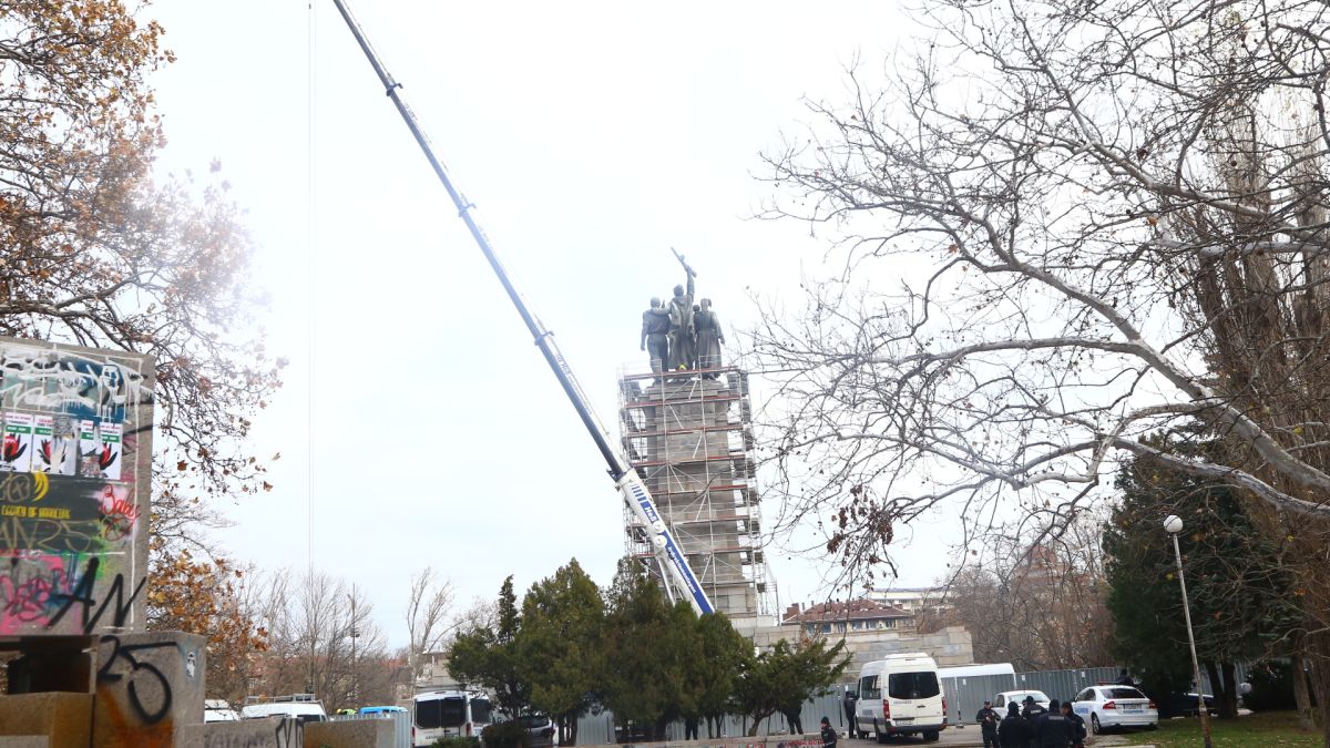 Шок! Вижте какво се появи на върха на разрушения Паметник на съветската армия СНИМКИ