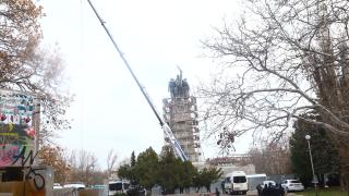 Шок! Вижте какво се появи на върха на разрушения Паметник на съветската армия СНИМКИ