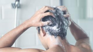 Миеш ли косата си правилно? 10 грешки, които повечето допускаме всеки ден