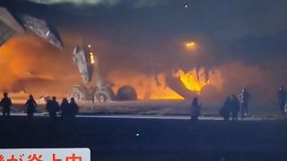 След адския трус - нов кошмар в Япония! Самолет с 400 души на борда пламна в Токио ВИДЕА