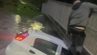 Зрелищни ВИДЕА: Случаен минувач спаси дете и майка от потъваща кола