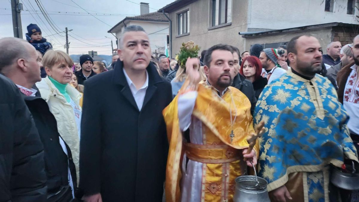 Уникален ритуал: Леденото хоро в река Тунжда в Калофер СНИМКИ