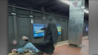 Ужас: Двама мъже се сбиха в метрото, единият падна на релсите и влак го сгази ВИДЕО
