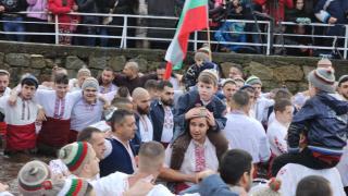 С традиционна песен калоферци извадиха кръста от ледените води на Тунджа СНИМКИ 