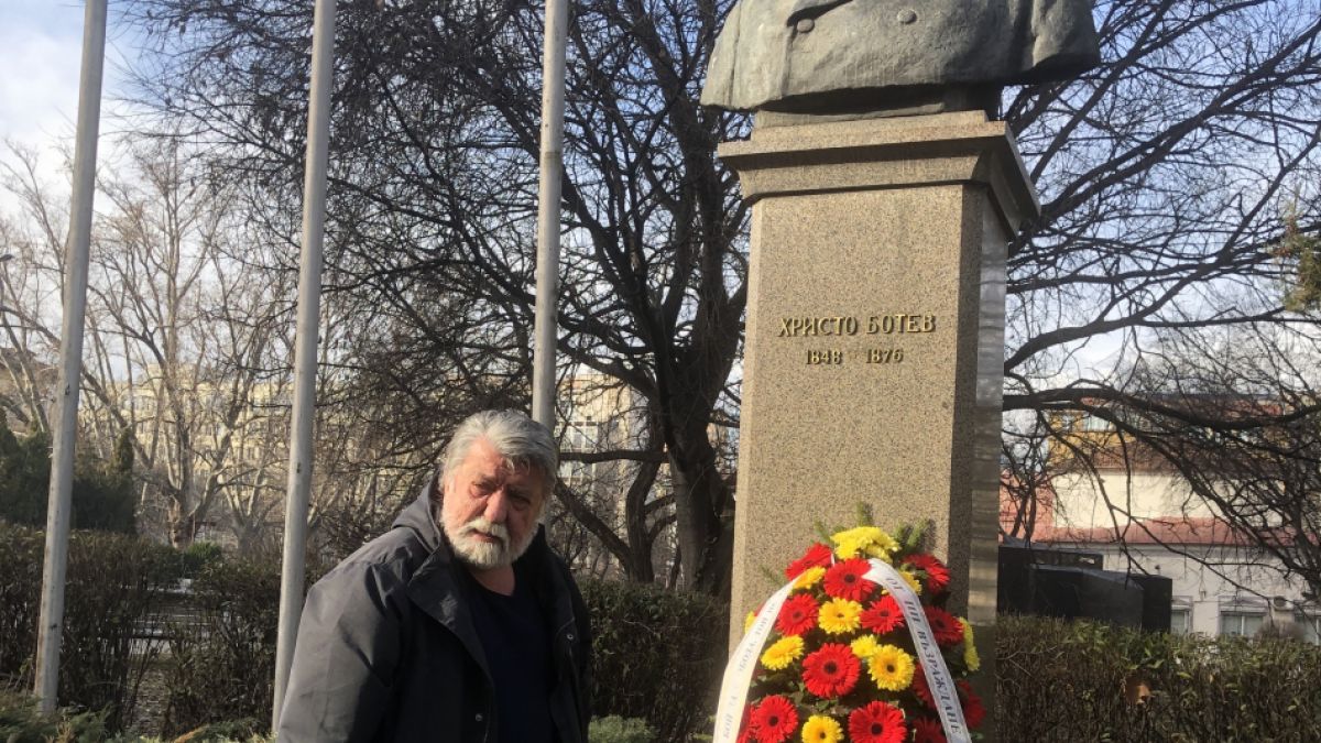Вежди Рашидов положи цветя на паметника на Христо Ботев в София