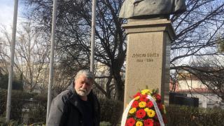 Вежди Рашидов положи цветя на паметника на Христо Ботев в София