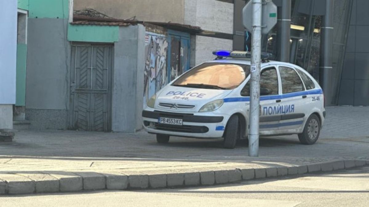 Пловдивчани гледат спряна край районното патрулка и беснеят СНИМКА