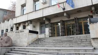 Пред Съдебната палата в Търново ври и кипи заради брутална гавра 