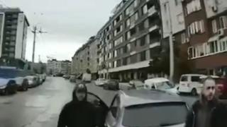 Две мутри изскочиха от кола и атакуваха тролей в София, за да... ВИДЕО 