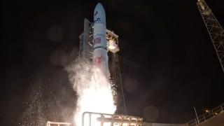 Ракета с необичаен товар на борда беше изстреляна към Луната ВИДЕО