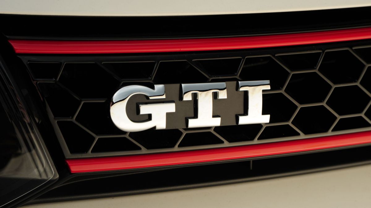Издадоха дизайна на обновения Volkswagen Golf GTI ВИДЕО