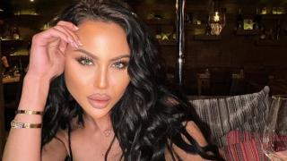 Мис Силикон вирна краката, пусна се гола от спалнята СНИМКИ 18+