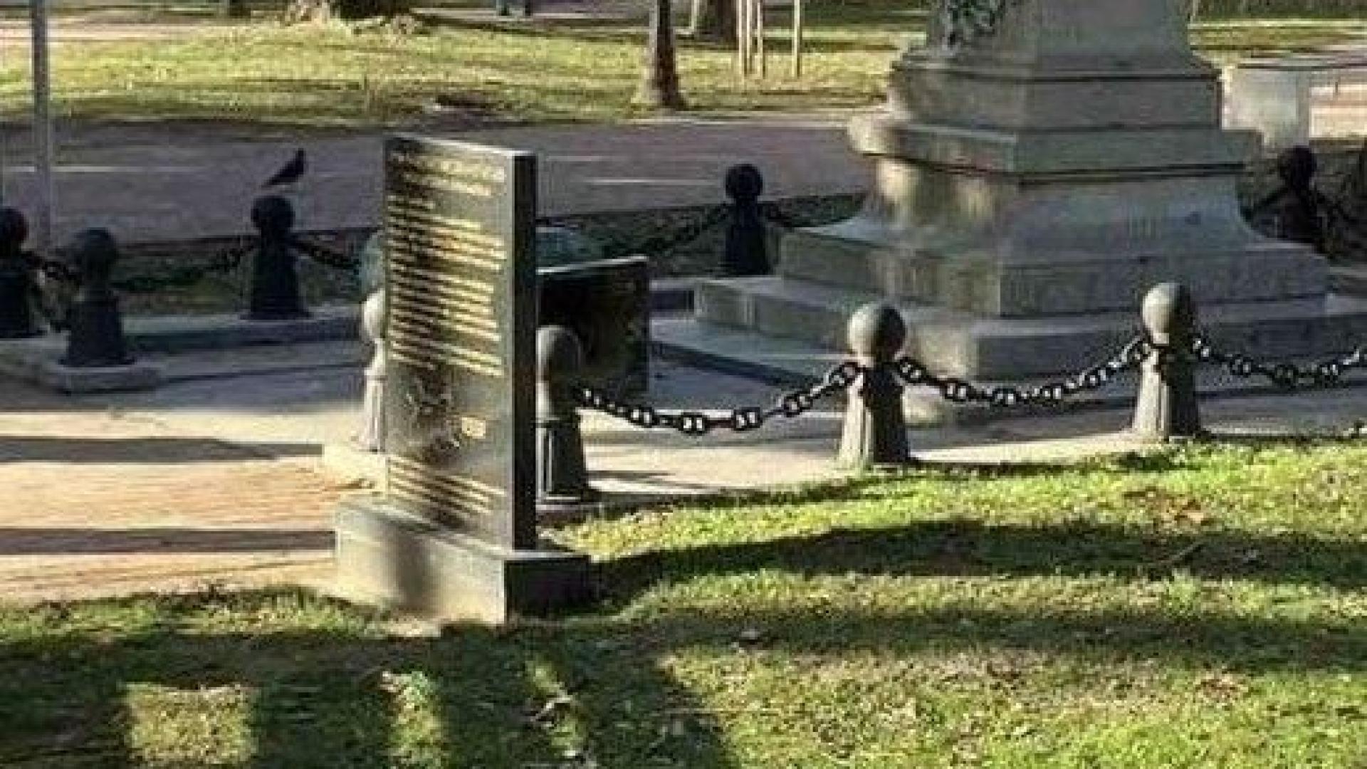 Посегнаха на паметник във Варна, на вандала лошо му се пише