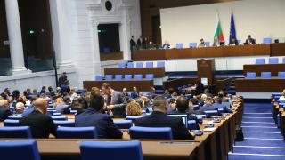 Скандал в деня на траур: България плаче за дядо Неофит, а депутатите в парламента... БЛИЦ TV