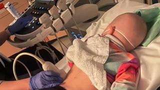 Майка обръсна главата на детето си, за да симулира рак - събира дарения