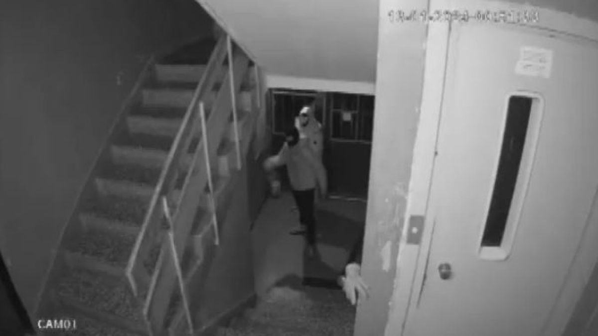 Появи се ВИДЕО от ада с маскирани, стреляли из блок в София
