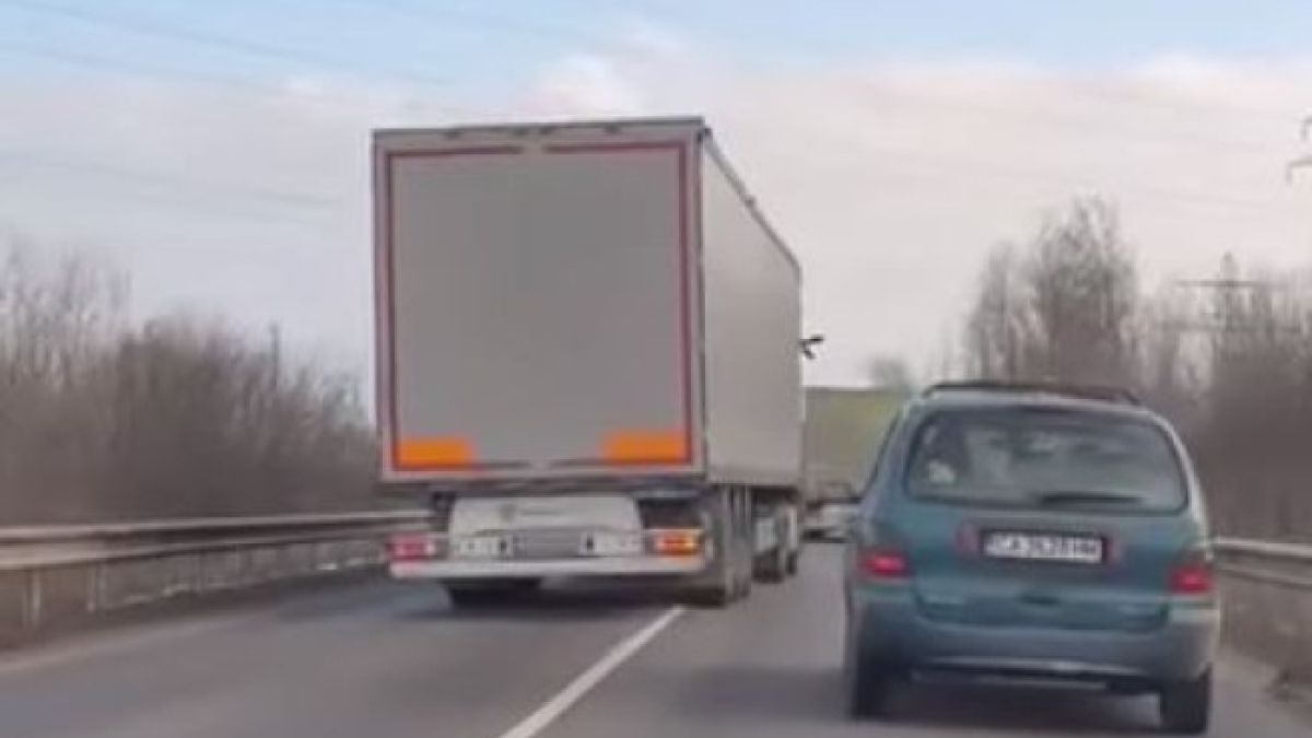 Малоумник с ТИР изправи косите на шофьорите, мрежата прегря ВИДЕО