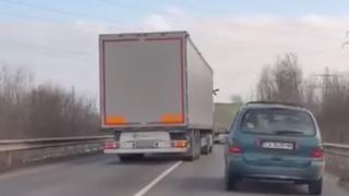 Малоумник с ТИР изправи косите на шофьорите, мрежата прегря ВИДЕО
