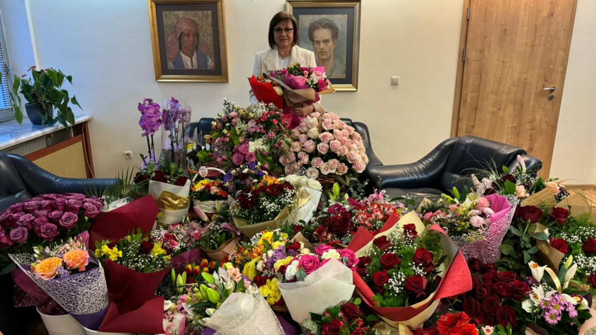 Отрупаха Нинова с букети за ЧРД ВИДЕО 