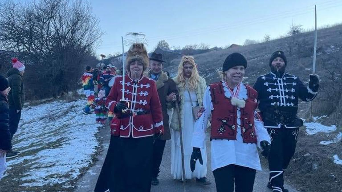 Не сте я виждали така: Княгиня Калина сложи калпак и надяна... СНИМКИ