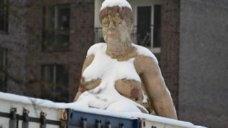 Статуя на голата Меркел разбуни Хамбург СНИМКИ 