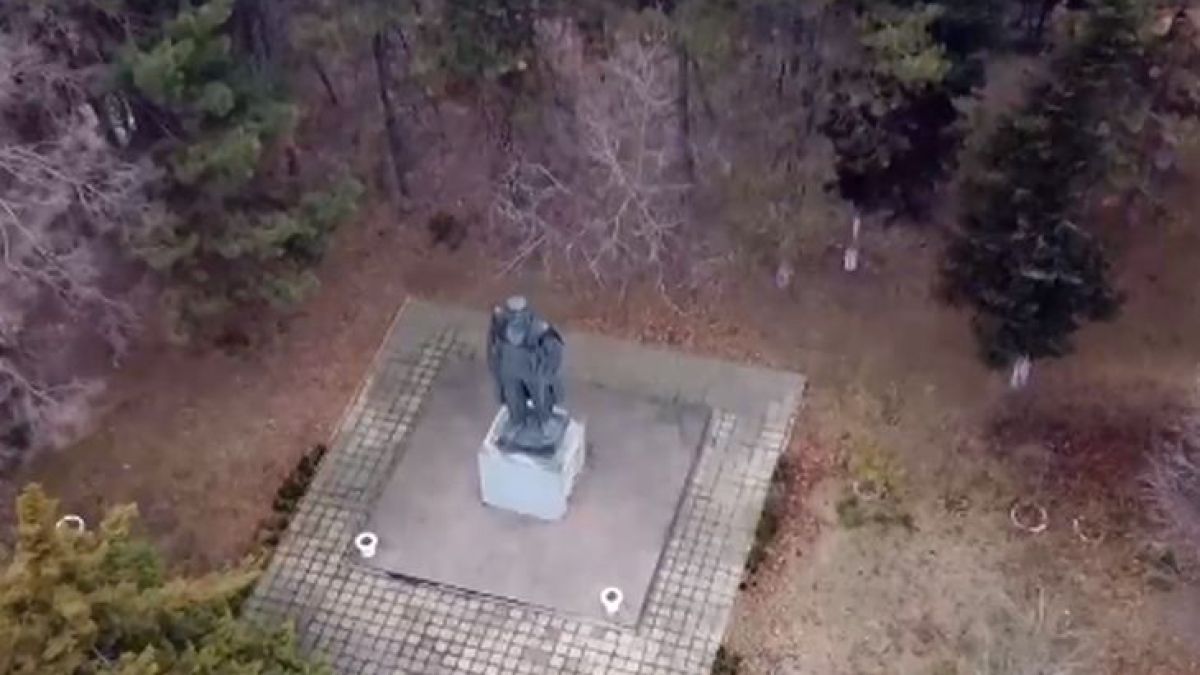 В БГ село има огромен паметник на Ленин, жителите не дават да се махне