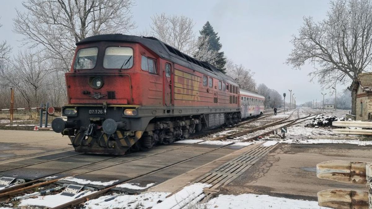 Извънредно: Влак дерайлира край Добрич