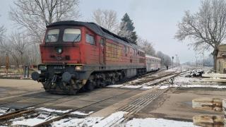 Извънредно: Влак дерайлира край Добрич