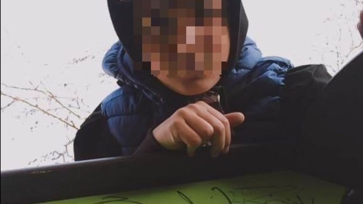 13-г. беснее с кола из Лом, няма кой да го спре ВИДЕО