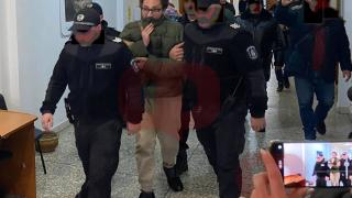 Ето го Георги, заклал родната си майка, превъртя в съда, хули и псува като обезумял ВИДЕО 