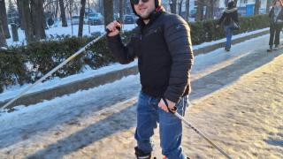 Изненада в центъра на София: Мъж грабна ските и...БЛИЦ TV