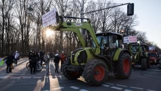 Фермери затрупаха с тор административна сграда във Франция ВИДЕО