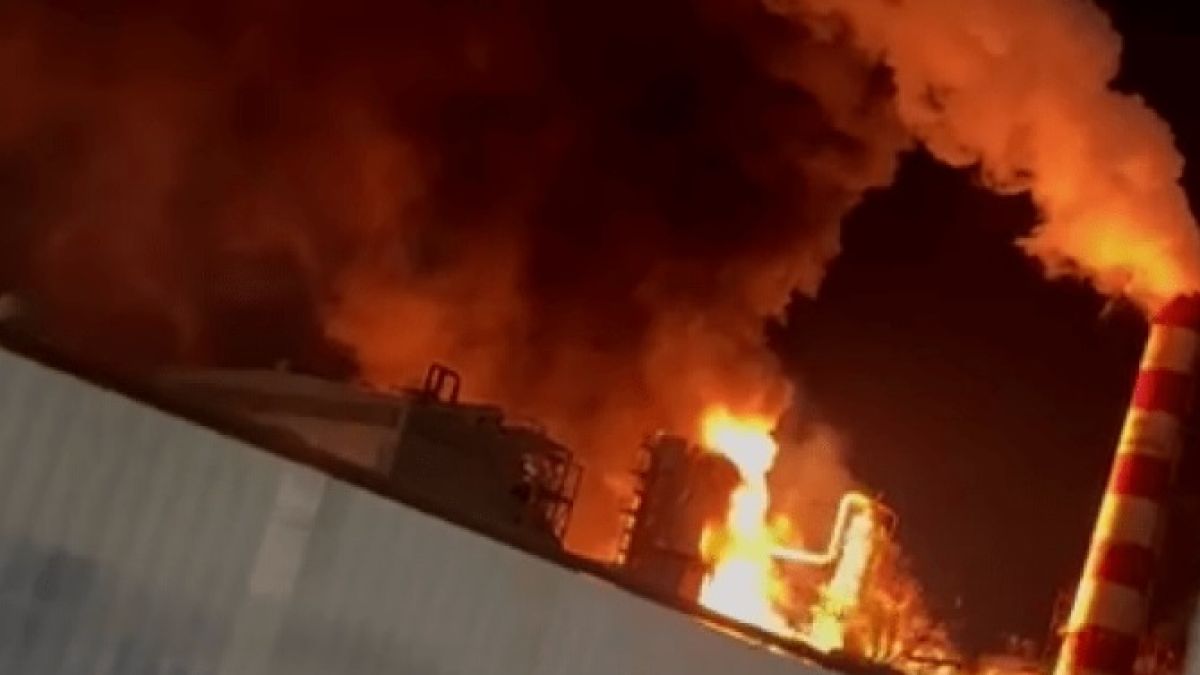 Атака с дронове: Пожар е избухнал в руска петролна рафинерия ВИДЕО