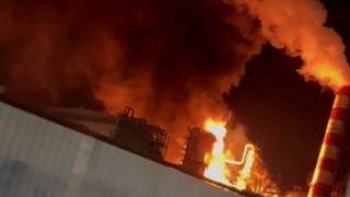 Атака с дронове: Пожар е избухнал в руска петролна рафинерия ВИДЕО