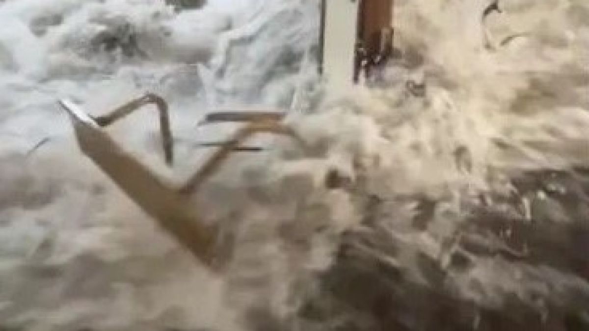 Гигантски вълни удариха американската база на Маршаловите острови ВИДЕО