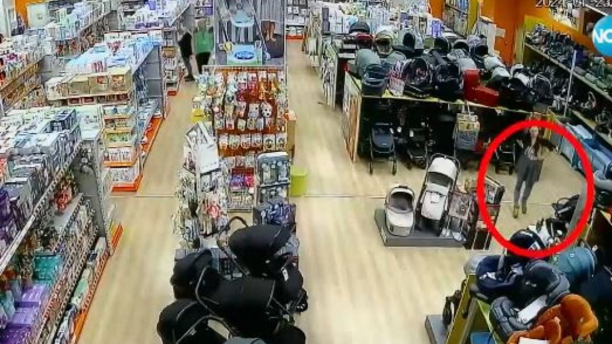 Жена влезе в детски магазин в столичен мол и стана за резил, след като... ВИДЕО
