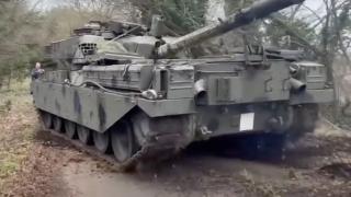 Мъж си купи танк Т-55 и намери в него килограми злато, но остана с пръст в уста ВИДЕО