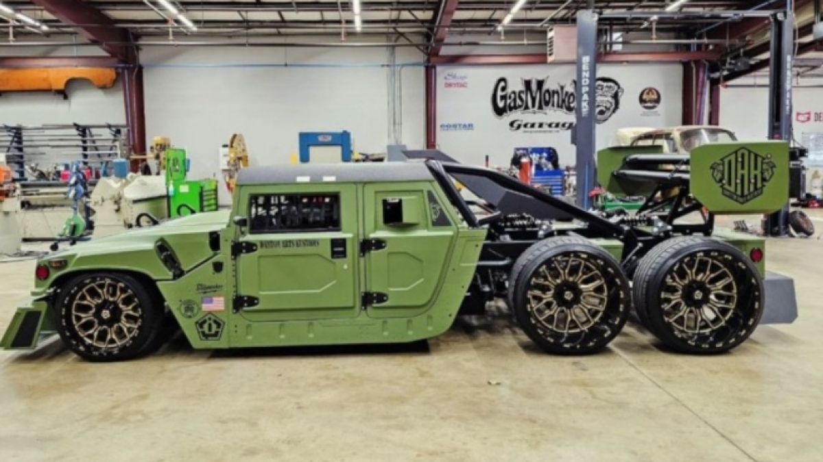 Уникално: Армейски Hummer бе превърнат в лоурайдър на 6 колела ВИДЕО