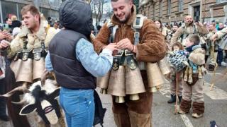 Всички в Перник говорят не за „Сурва“, а за тези луди, млади и влюбени СНИМКИ