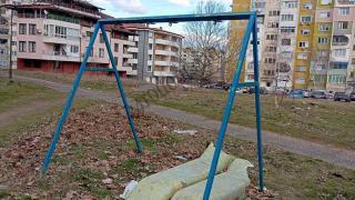 Злобен старец превърна живота на кърджалийци в ад: Замеря деца с картофи и...