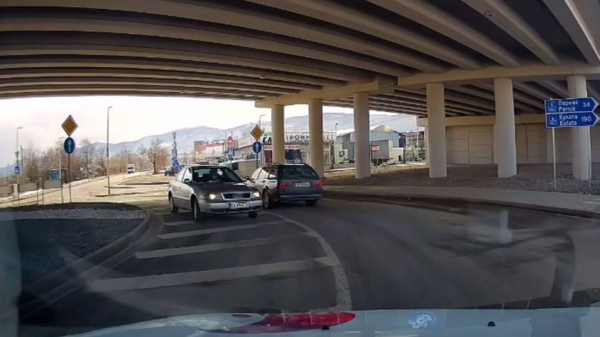 Какво им става на тези шофьори? Ето какво направи водач на кръгово ВИДЕО