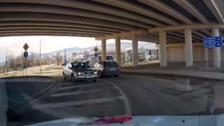 Какво им става на тези шофьори? Ето какво направи водач на кръгово ВИДЕО