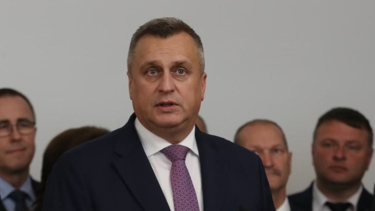 Лидер на партия ще почиства улиците като покаяние за бягство от автокатстрофа