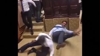 Кеч мания: Депутати се ритат и си сядат по главите в парламента ВИДЕО