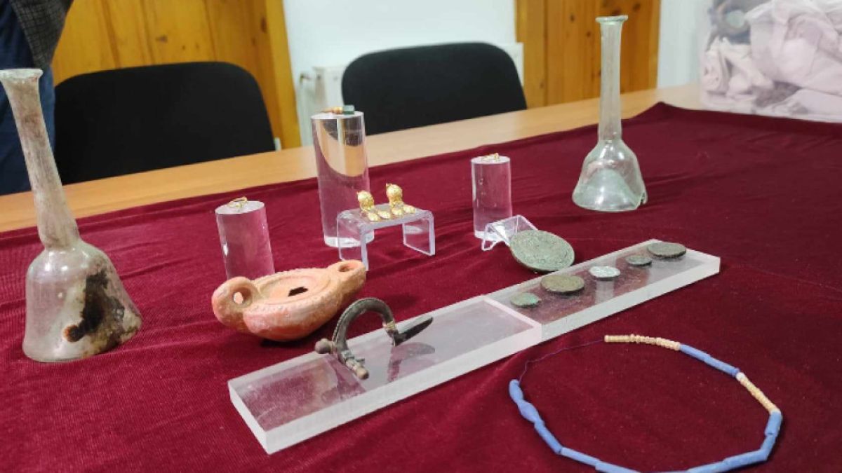 Тракторист се натъкна на уникално златно съкровище край Стражица